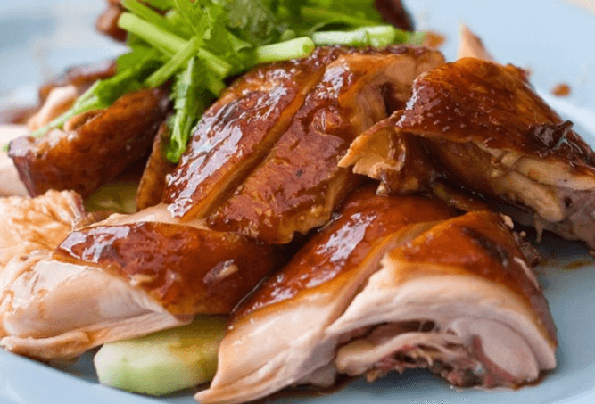 Thịt gà chiên tỏi xì dầu là món ăn thơm nức mũi trong thực đợn hàng ngày