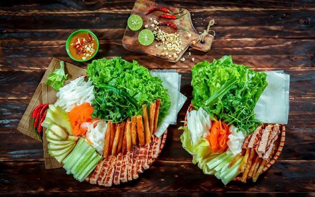 Nem nướng Nha Trang là món ăn độc đáo chiêu đãi mọi người trong gia đình