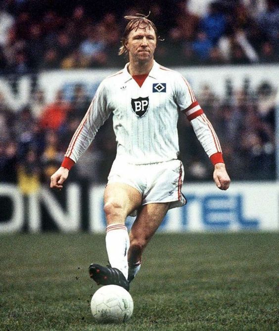 Horst Hrubesch of Hamburg SV in 1982. | Hsv fussball, Fussball, Bundesliga