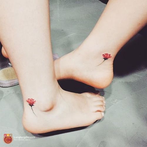Mẫu hình xăm mini bông hoa đẹp ở cổ chân cho nữ