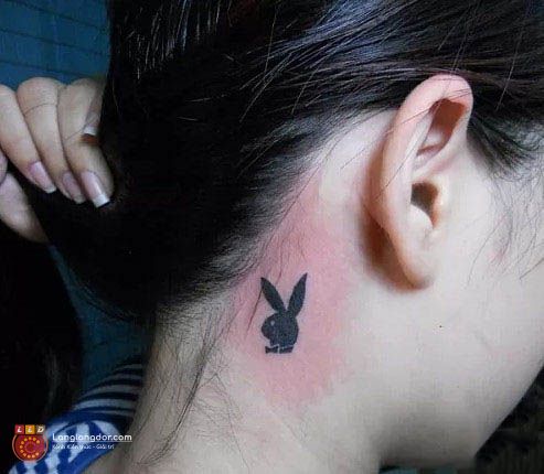 Mẫu tattoo nhỏ hình Playboy đáng yêu trên cổ