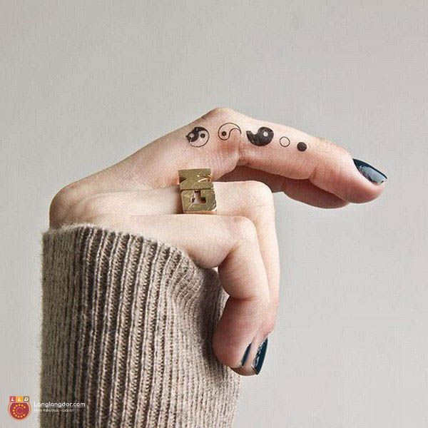 Tattoo hình bát quái trên ngón tay cho nữ