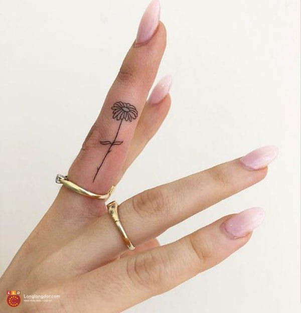Tattoo mini bông hoa trên ngón tay đẹp