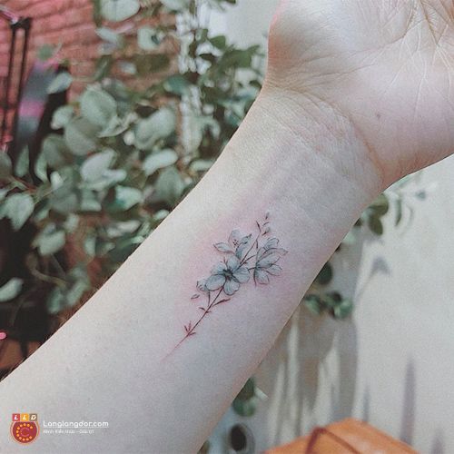 Hὶnh xǎm bȏng hoa nhỏ ở cổ tay cho nữ