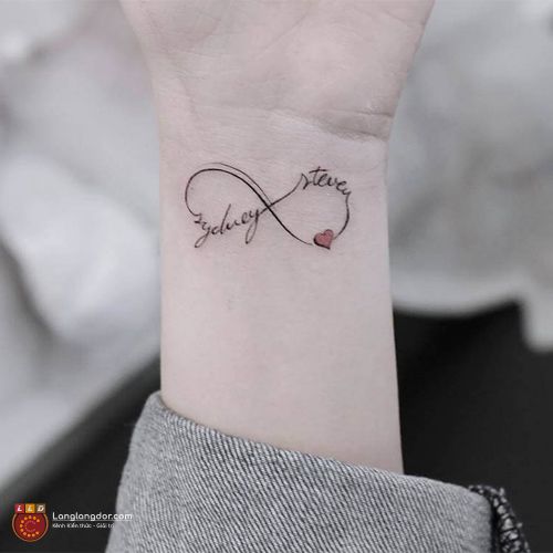 Hình xăm nhỏ trái tim kết hợp cùng chữ trên cổ tay nữ