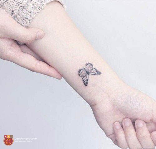 Mẫu tattoo mini hình cánh bướm trên cánh tay