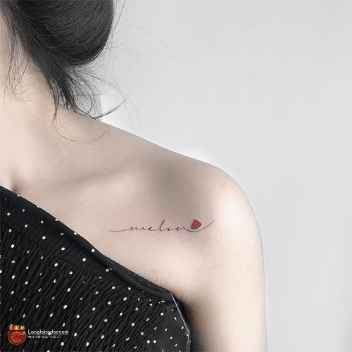 Tattoo chữ cho nữ trên vai