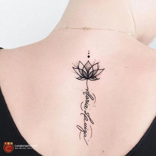 Hὶnh xǎm chữ và hoa đẹp sau lưng
