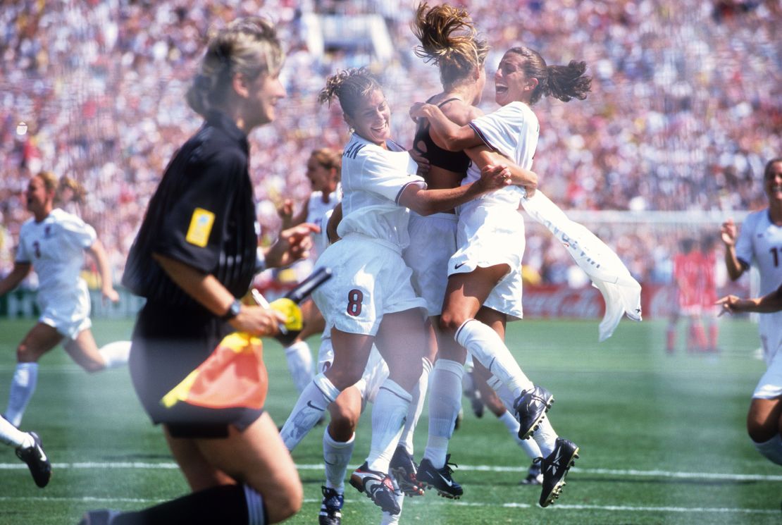 World Cup nữ: Bắt quả phạt đền mang tính biểu tượng của Brandi Chastain | CNN