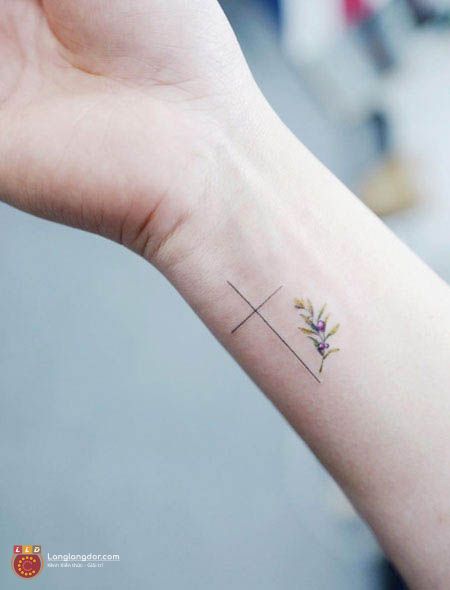 Tatoo mini đẹp và đơn giản trên cổ tay nữ