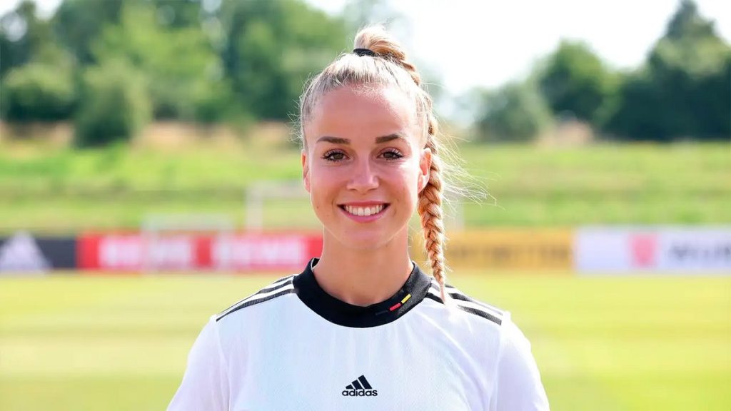 Tiểu sử Giulia Gwinn - Footbalium