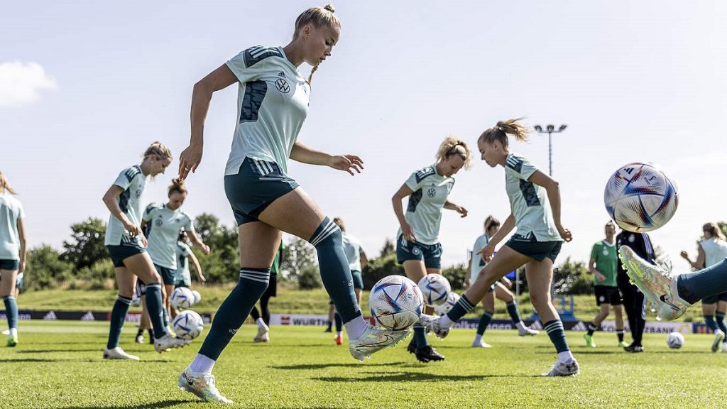 Tiểu sử Giulia Gwinn - Footbalium